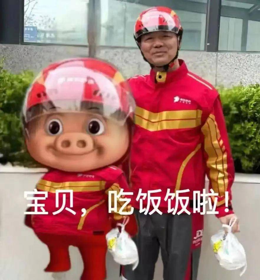 刘强东现身日本街头:穿猪猪侠T恤,背后还有京东外卖的二维码