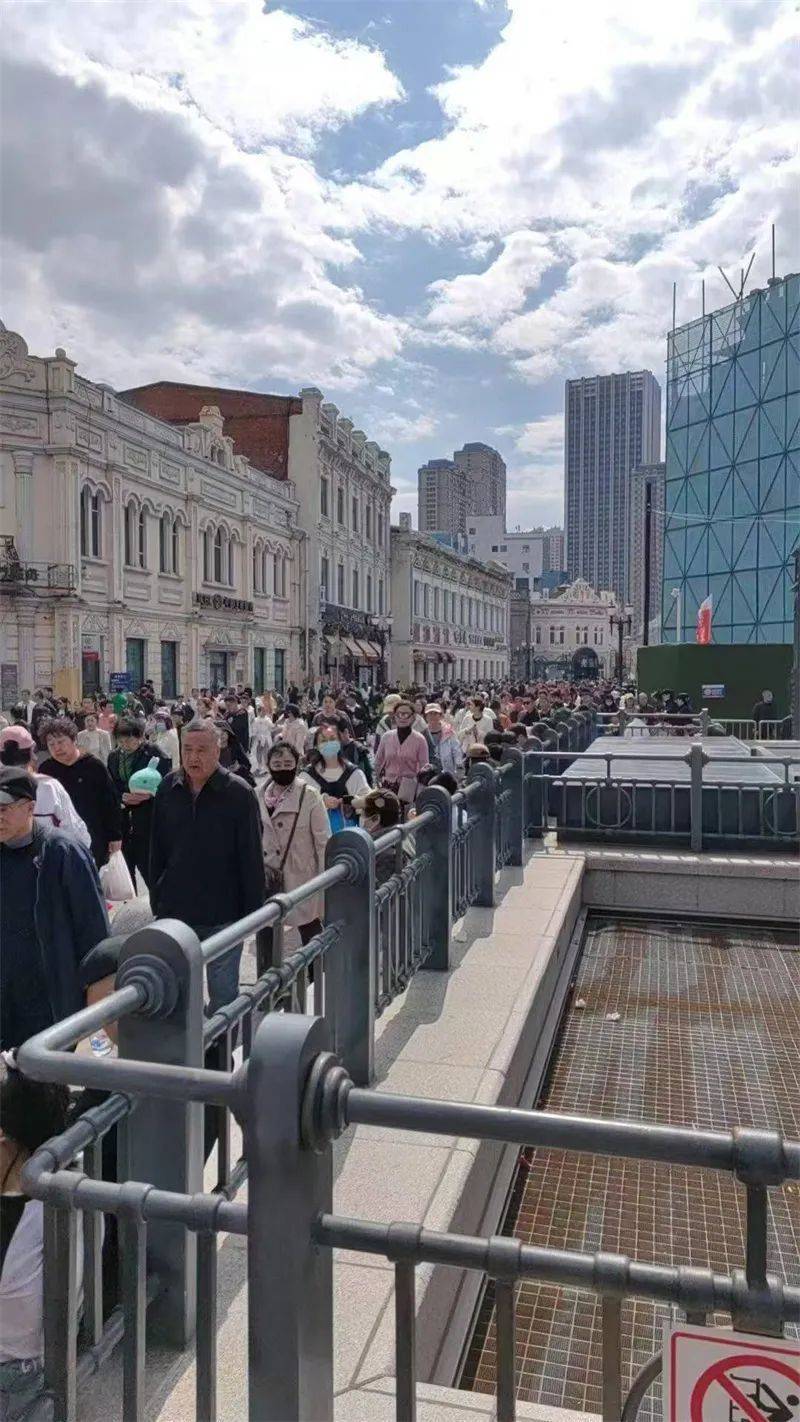 哈尔滨地铁3号线中华巴洛克街区站日进出站客流约两万人次!客流增长超三成