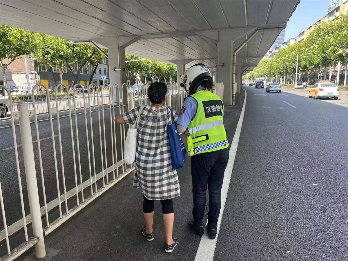 “姑娘，又是你，真有缘呀！”婆婆第三次在车流中遇到她