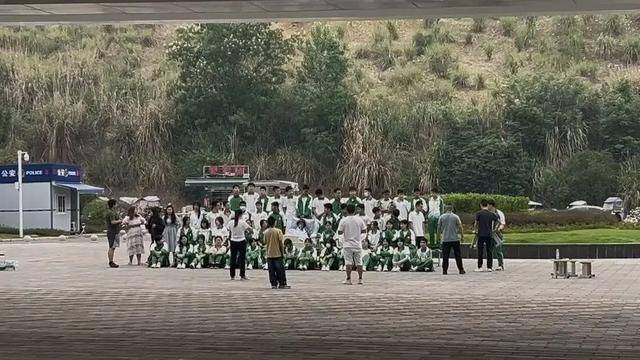 四川初三男生病重，全班同学带板凳赶到医院，拍下特殊的毕业照