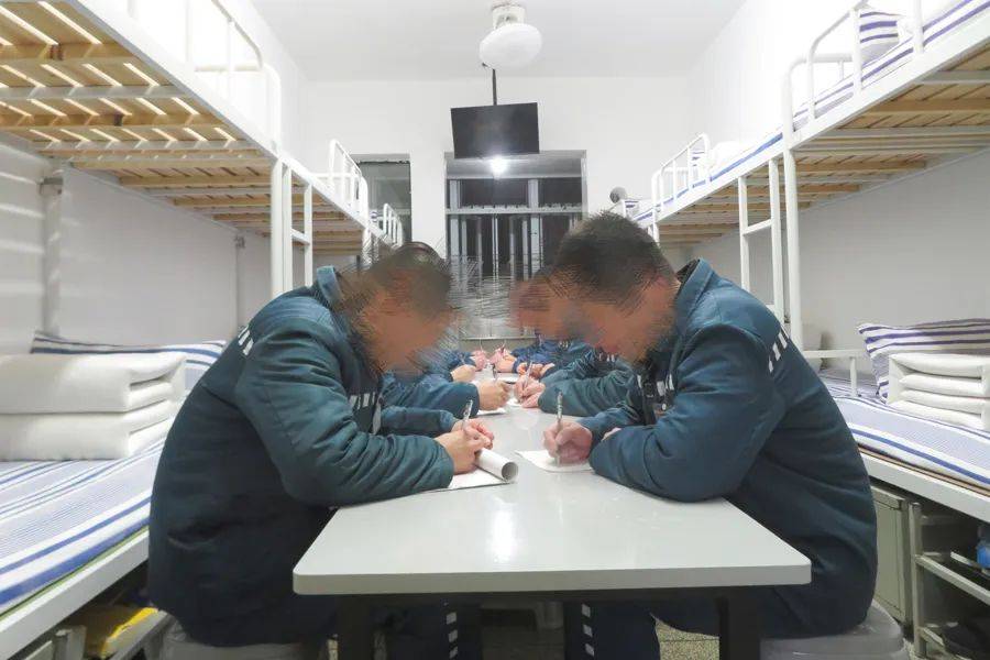 男子在上海监狱服刑11年，出狱前才得知两位家人已病逝...极大生活困境，他深深担忧→