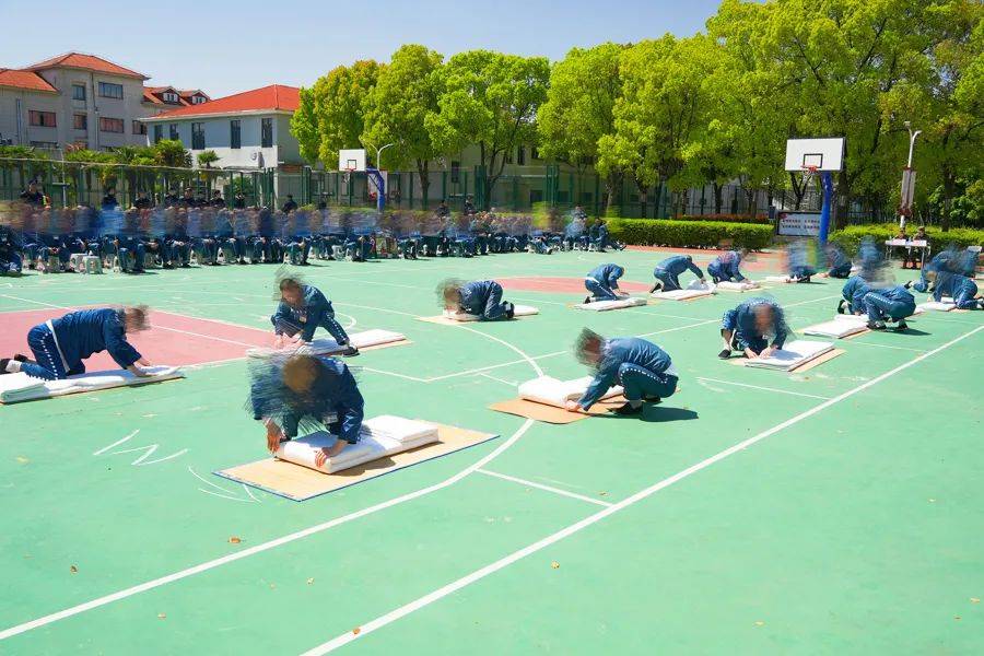 男子在上海监狱服刑11年，出狱前才得知两位家人已病逝...极大生活困境，他深深担忧→