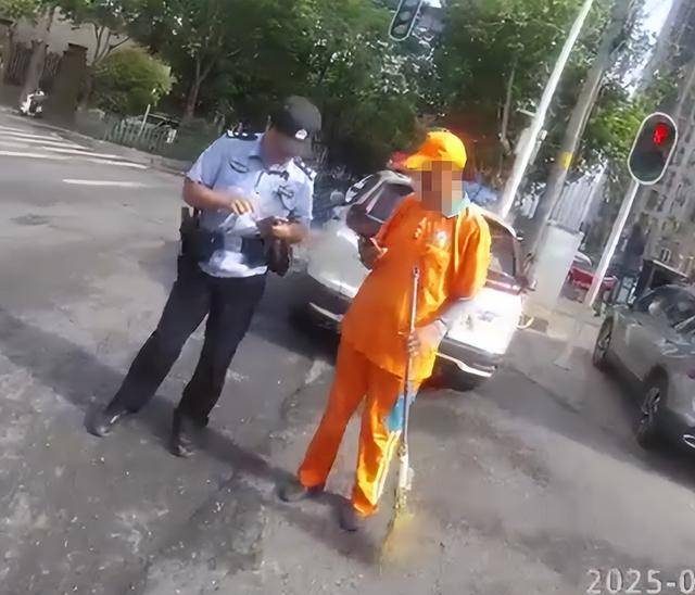 一只大肥羊从烧烤店“逃出生天”后,在汉口闹市逛街,被多名群众报警捉回