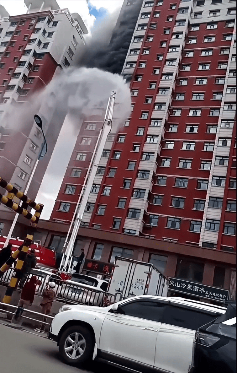 黑龙江一小区突发火情有人坠楼；北安消防：火已扑灭，事故原因正调查