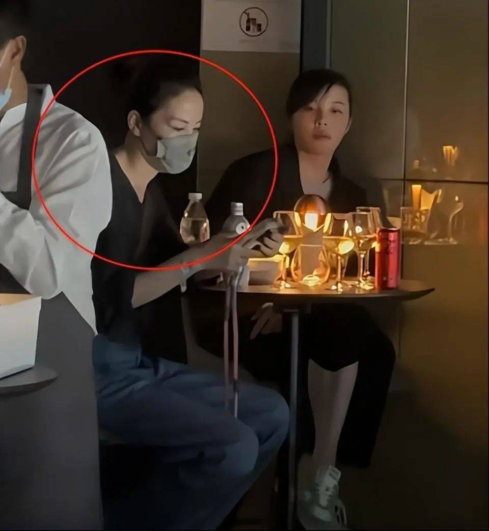 王菲谢霆锋520现身机场去旅游，王菲推箱子，谢霆锋帮忙背包