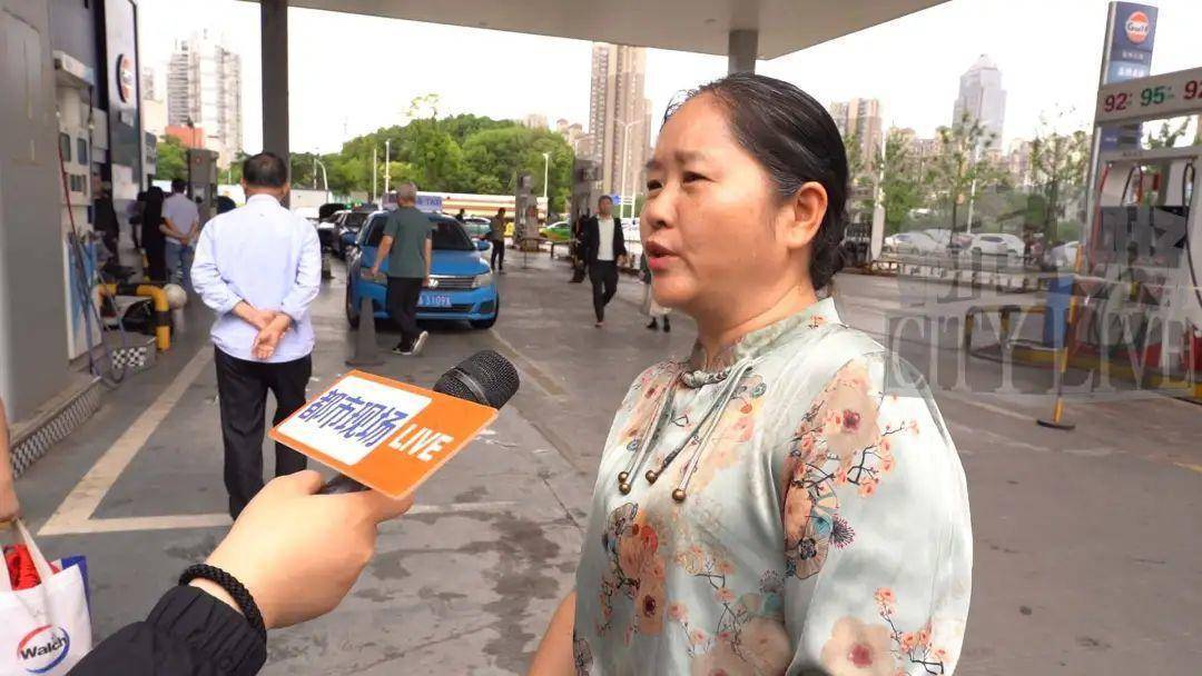 南昌南斯友好路两家“海湾石油”停业，消费者：昨天还加了油！房东：欠了1.3亿