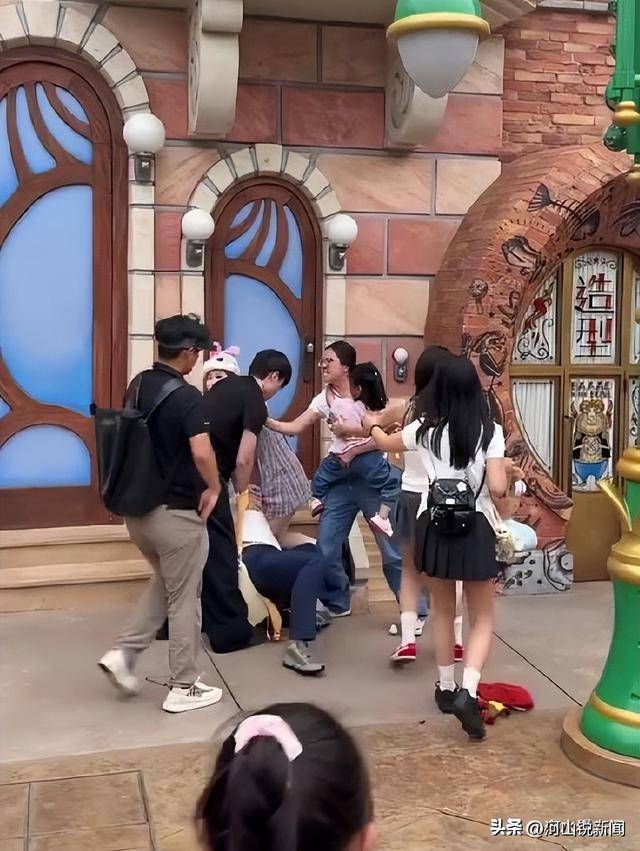 官方通报来了！迪士尼打架目击者发声，情侣被骂惨 被打孩子最无辜
