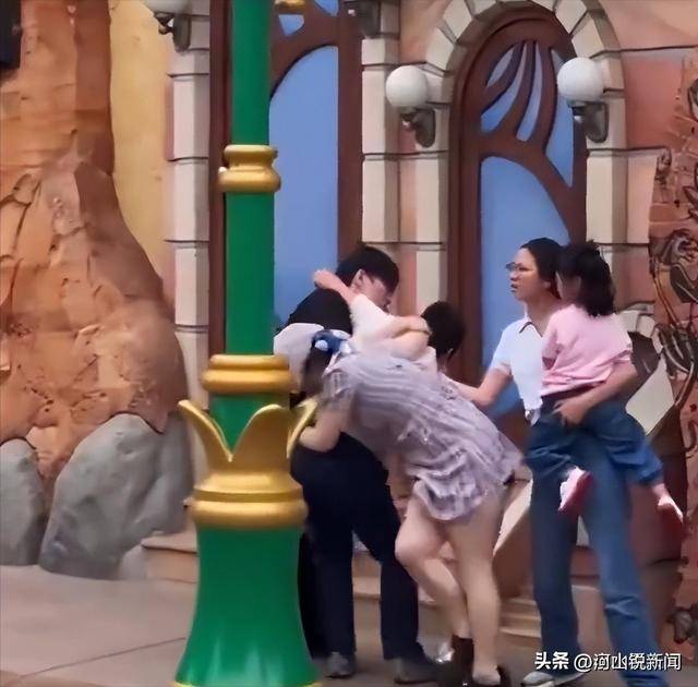 官方通报来了！迪士尼打架目击者发声，情侣被骂惨 被打孩子最无辜