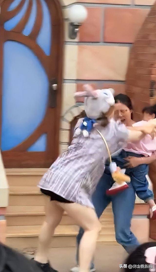 官方通报来了！迪士尼打架目击者发声，情侣被骂惨 被打孩子最无辜