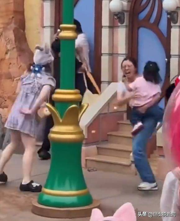 官方通报来了！迪士尼打架目击者发声，情侣被骂惨 被打孩子最无辜