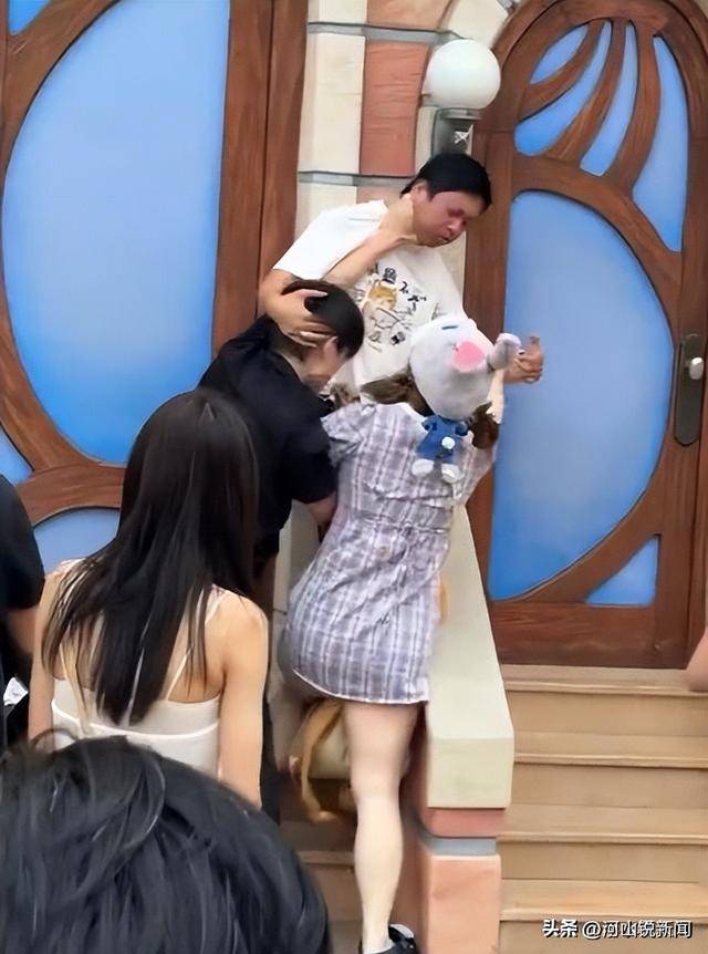 官方通报来了！迪士尼打架目击者发声，情侣被骂惨 被打孩子最无辜