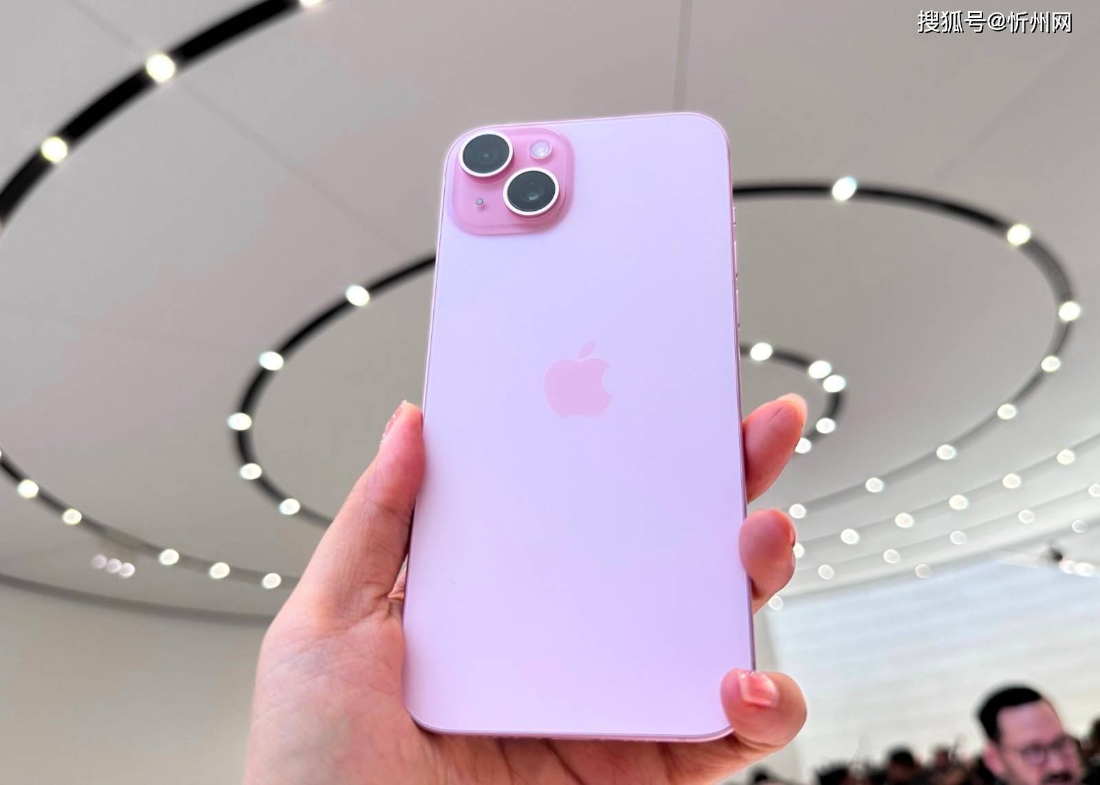 为什么有人宁愿买iphone 15,也不买iphone 16e?主要有4点原因!