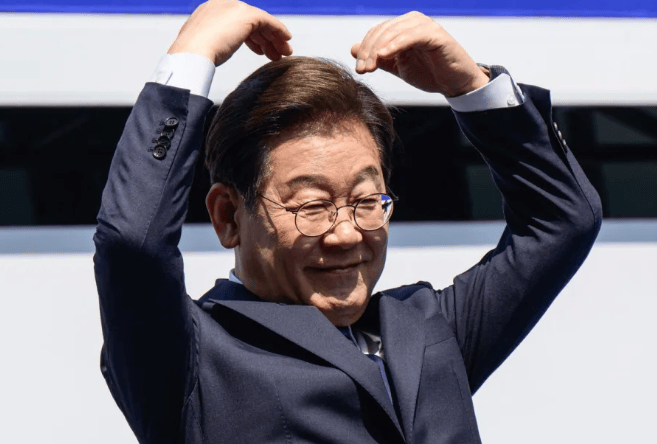 尹锡悦夫妇“天塌了”!文在寅果然不留情,第一剑就斩向死对头