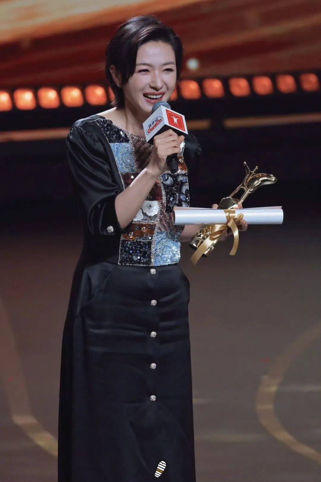 确认了:是知名演员万茜!