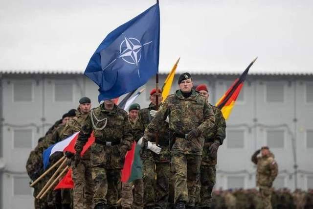 特朗普要把北约32国,全绑上战车!菲佐撂挑子,推牌不玩了