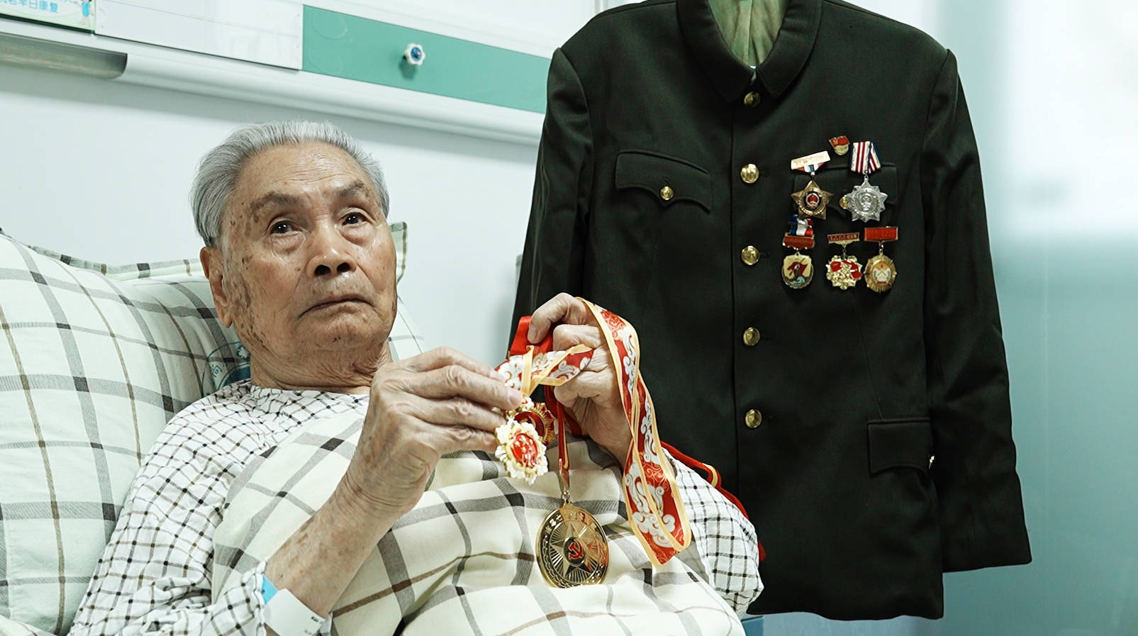 95岁离休干部获刑五年,被法院认定为恶势力团伙首要分子