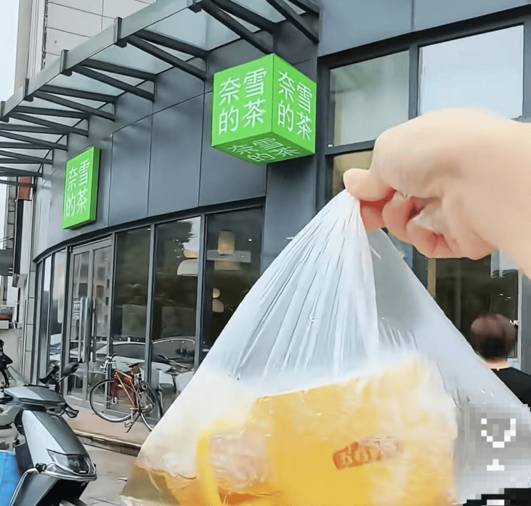 奈雪的茶被曝喝出青蛙，当事人：差点喝进嘴里，市场监督管理局已介入