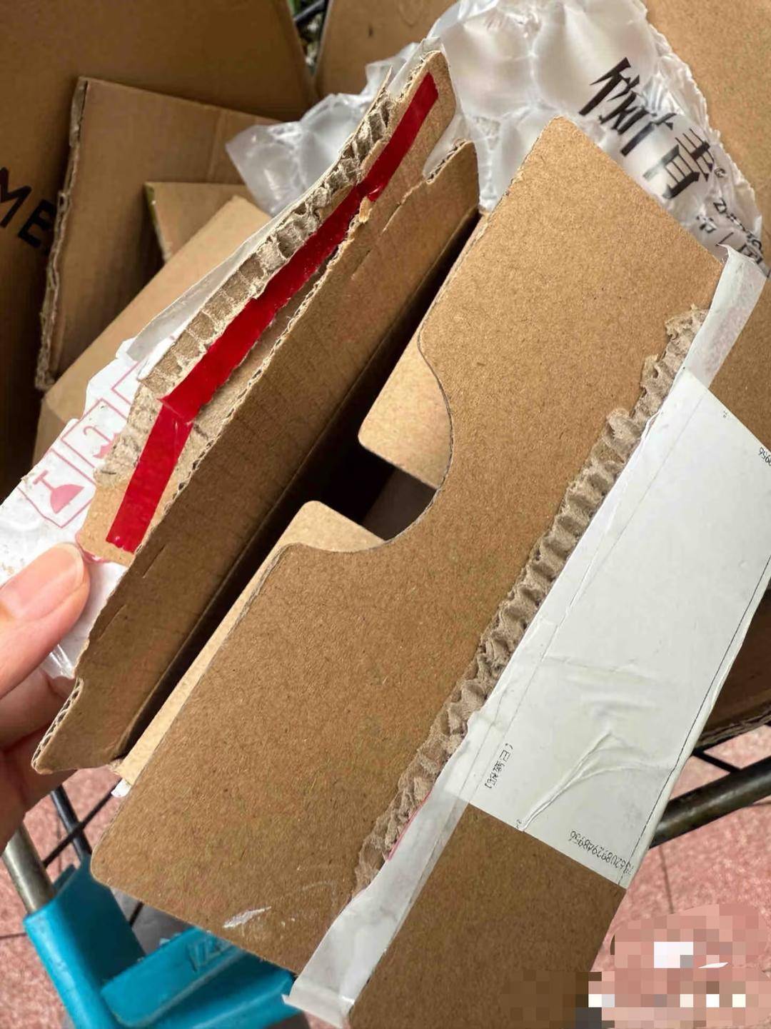 女子网购拉布布盲盒,拆开发现包装全无仅剩6个“裸娃” 中通快递回应