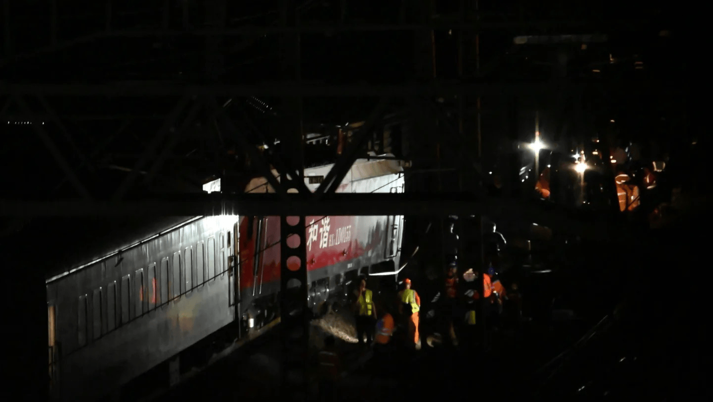 K1373次列车被撞脱线,有人闷得砸窗透气,会被索赔吗?律师详析紧急避险情形