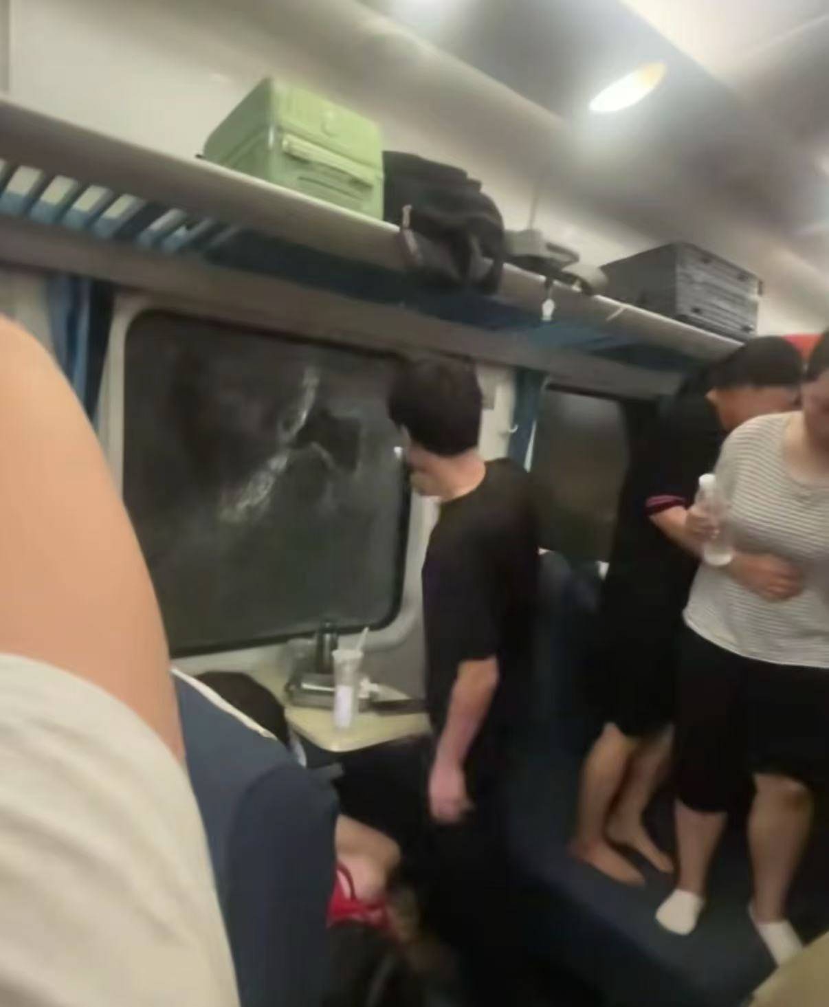 K1373次列车被撞脱线,有人闷得砸窗透气,会被索赔吗?律师详析紧急避险情形