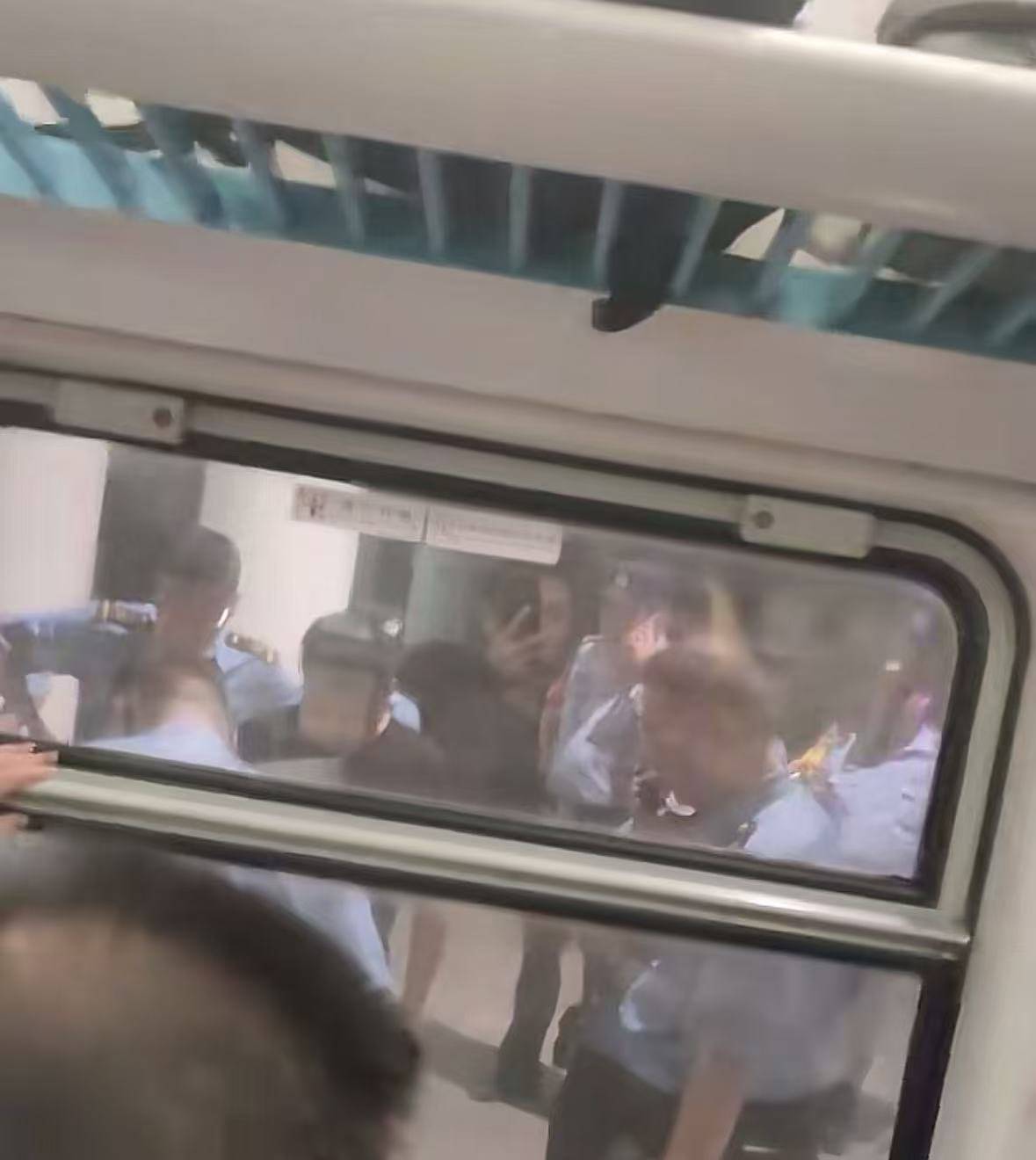 K1373次列车被撞脱线,有人闷得砸窗透气,会被索赔吗?律师详析紧急避险情形