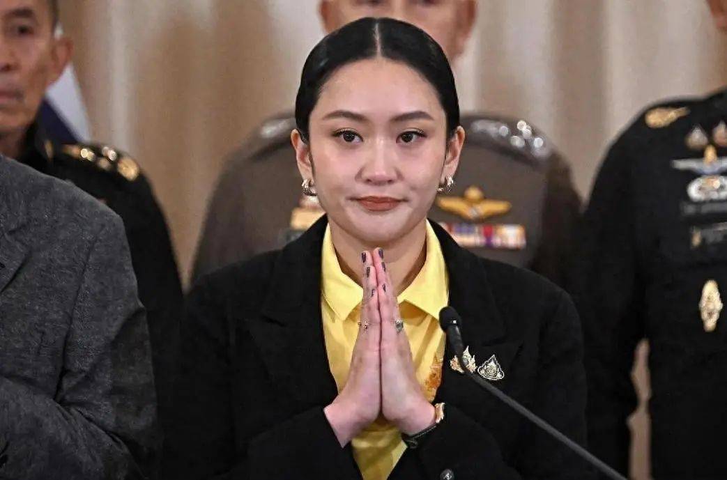 中方早好言相劝,泰国王被请出山,佩通坦不肯停职,民调狂跌21%