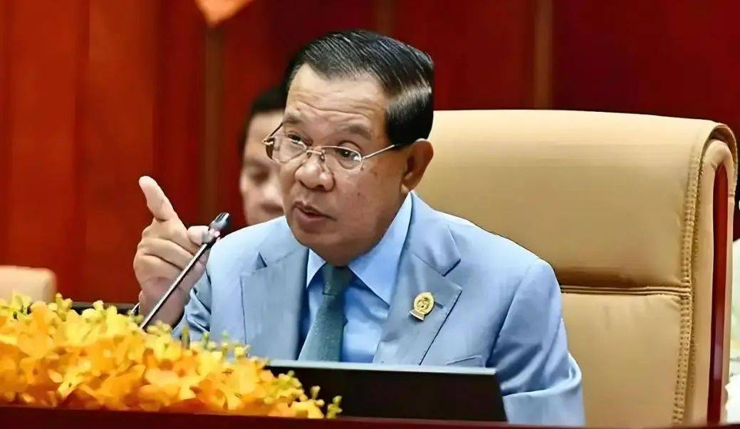 中方早好言相劝,泰国王被请出山,佩通坦不肯停职,民调狂跌21%