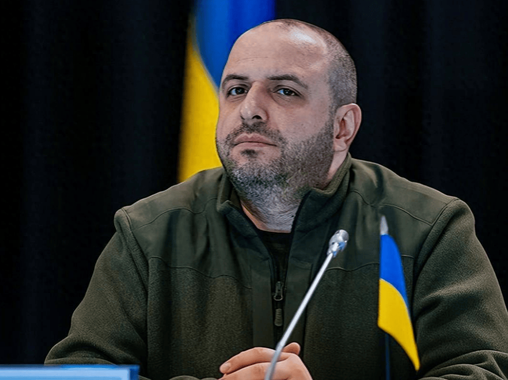 乌克兰彻底没救了!士兵前线艰苦作战,国防部长却贪污军费让妻儿在美国享受奢华生活