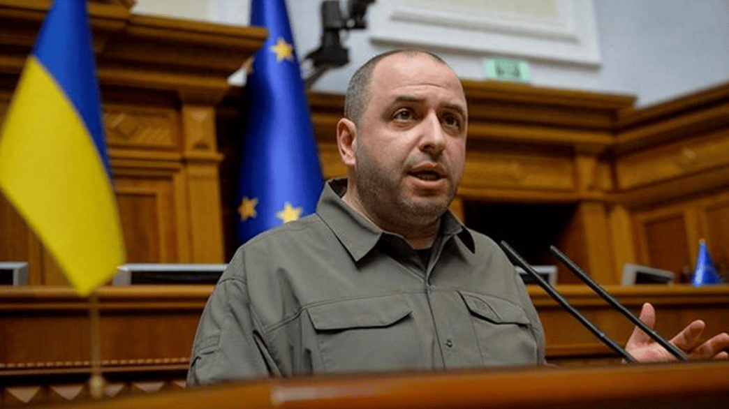 乌克兰彻底没救了!士兵前线艰苦作战,国防部长却贪污军费让妻儿在美国享受奢华生活