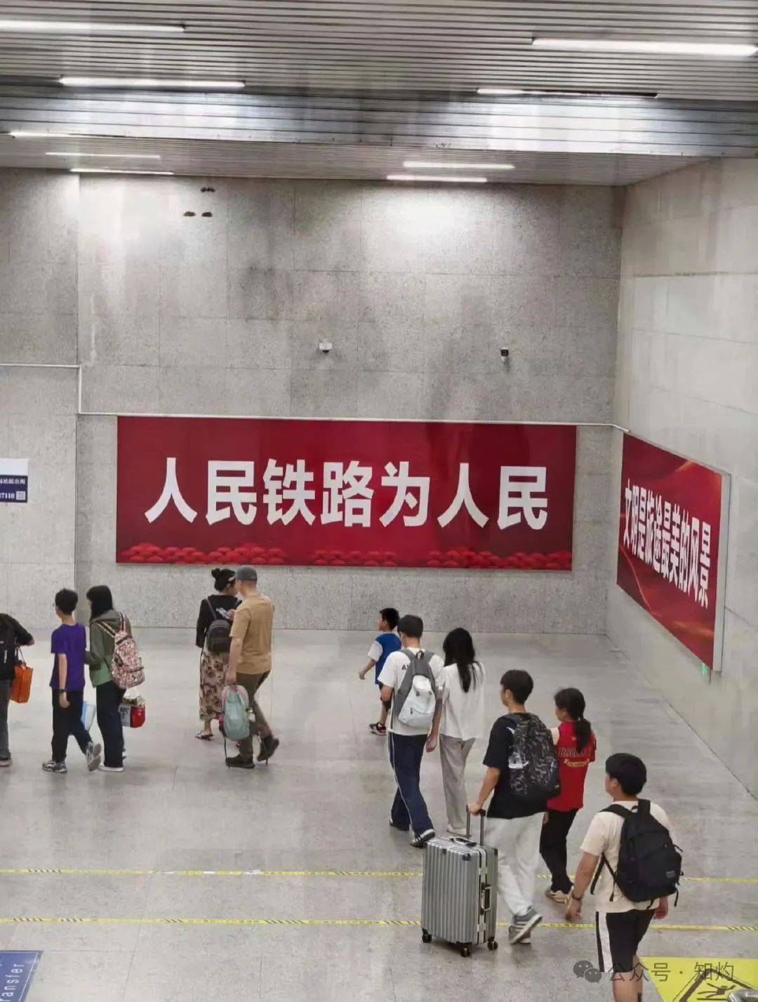 砸窗事件后，官方推出三篇文章：打倒破窗者……