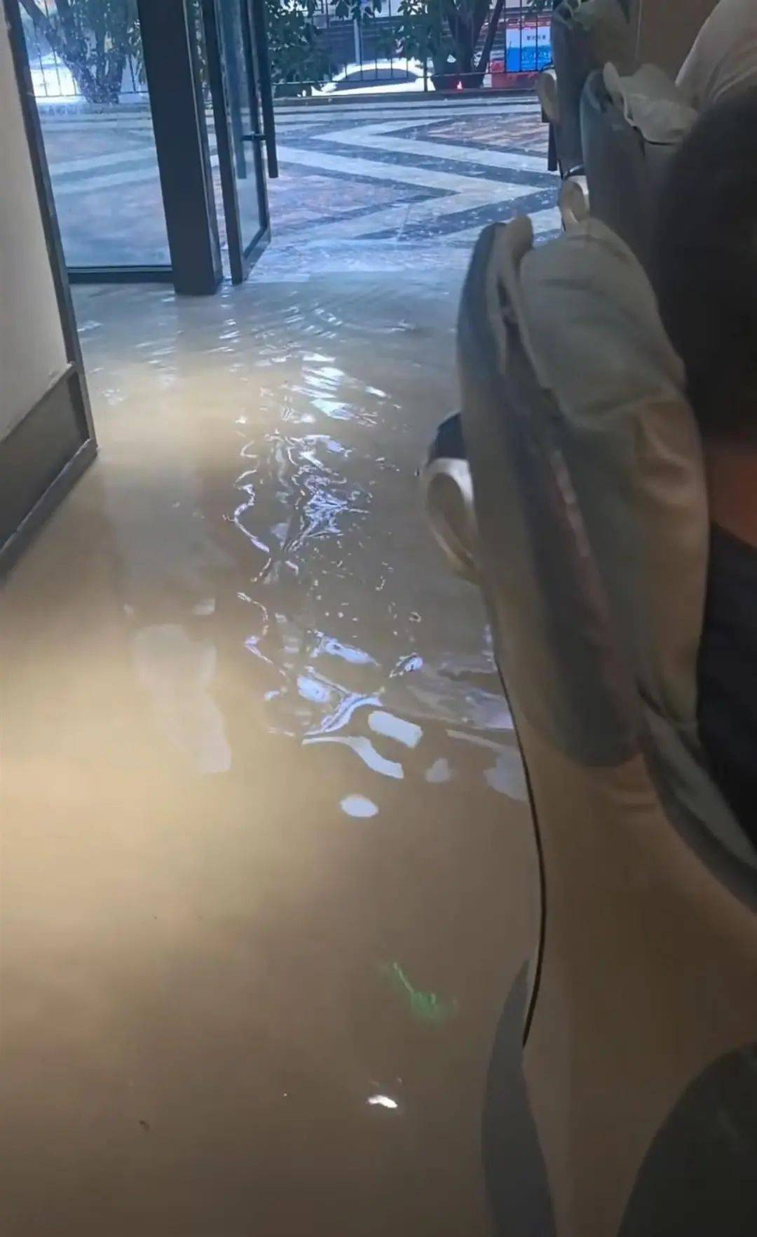 重庆突降暴雨，当地一条商业街涨水现迷你版“黄果树瀑布”