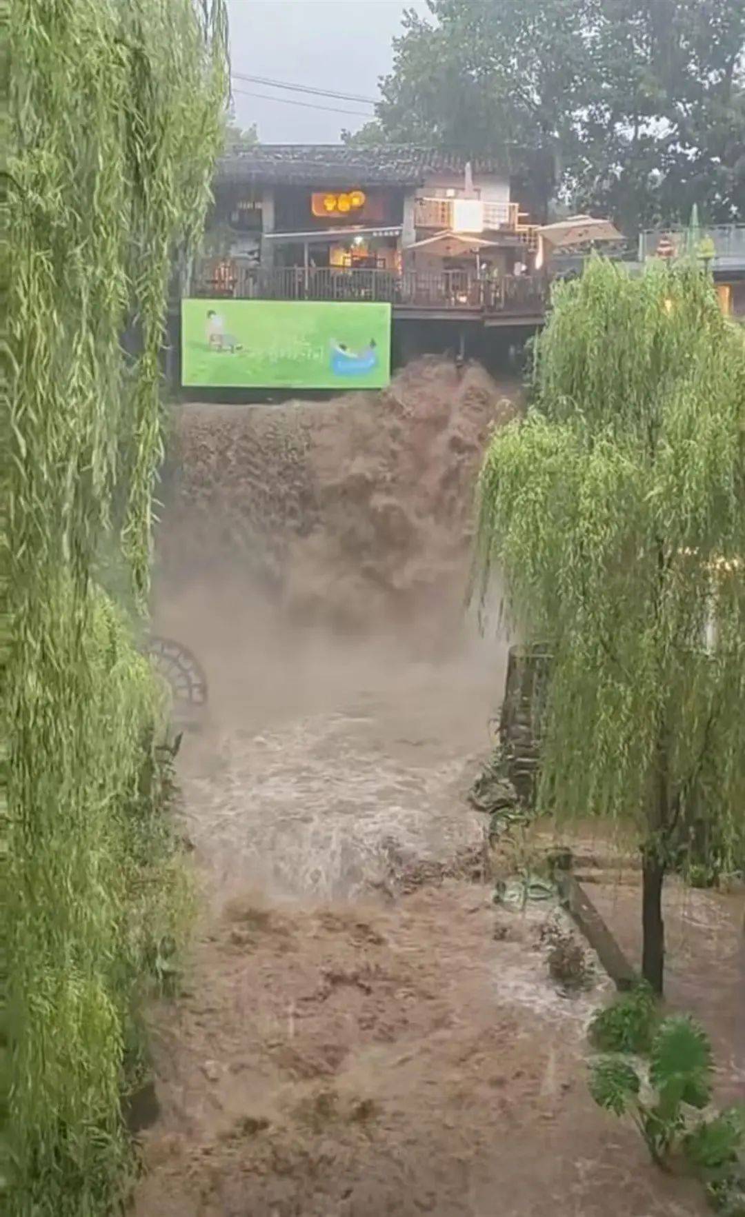 重庆突降暴雨，当地一条商业街涨水现迷你版“黄果树瀑布”