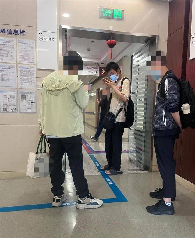 网友偶遇韦东奕去北大口腔种牙，有两人陪同，医院回应