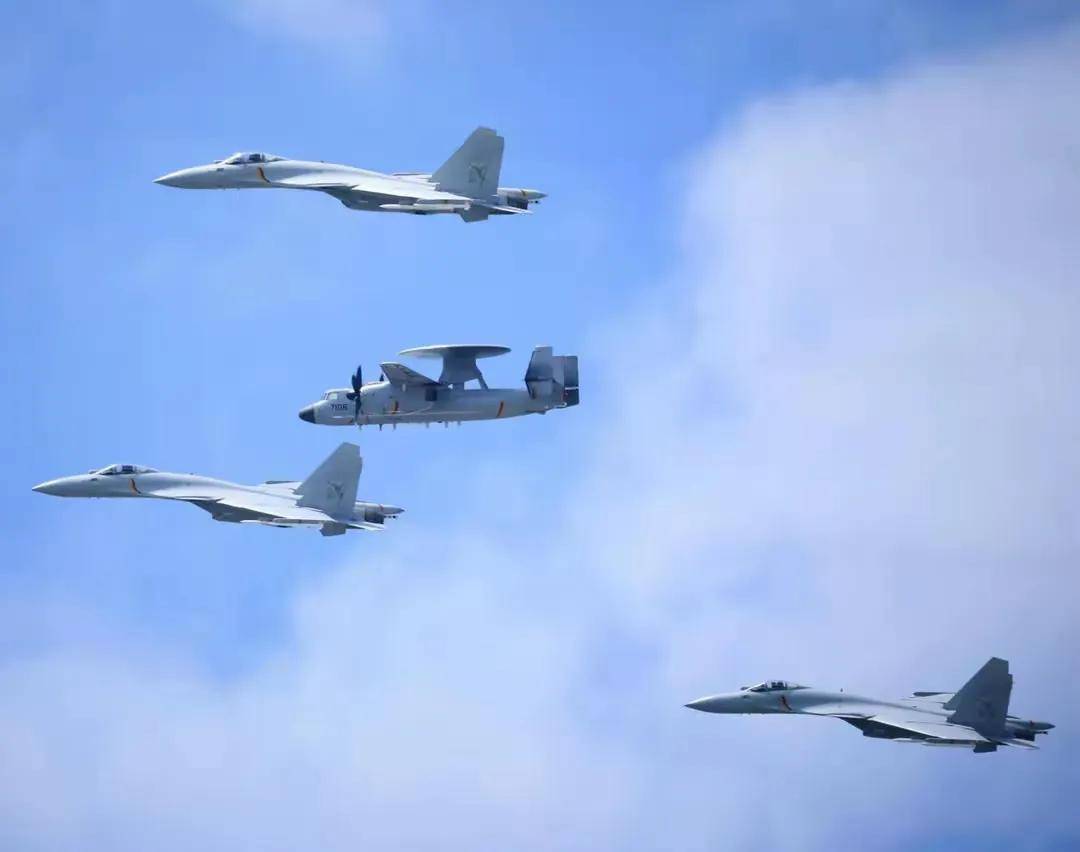 "重磅武器震撼登场!歼-15DT弹射型电子战机亮相,祖传的减速板已取消