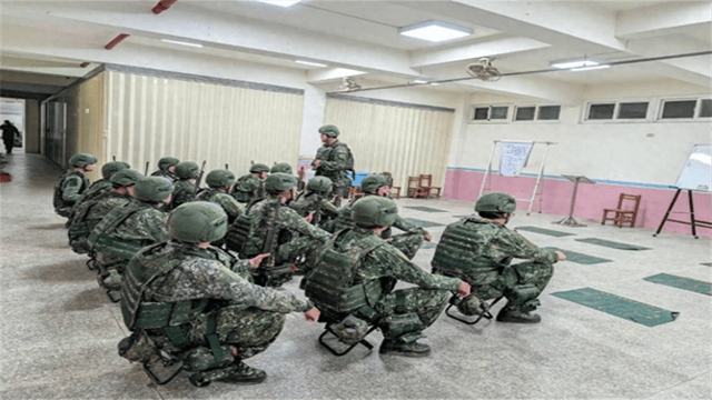 脱下军服,400多名美军登陆台岛!不管谁来都挡不住解放军利剑