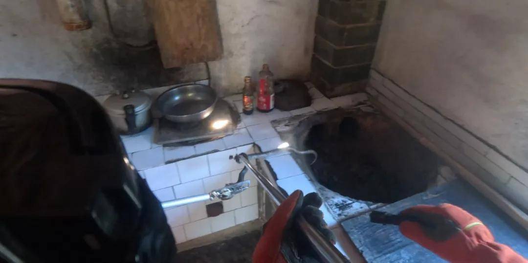 家中惊现2米剧毒眼镜王蛇!江西多地蛇出没,这些常识要牢记…