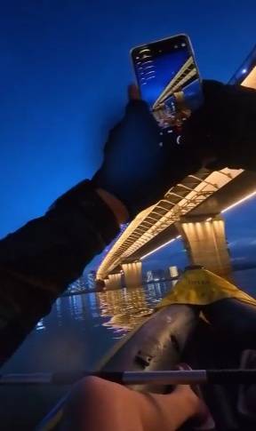 长沙男子突发奇想划船下班,25分钟车程划了3小时,当事人:手累腿麻,不会有下次