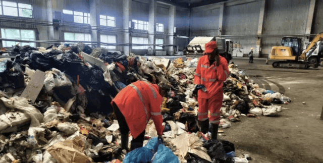 大同环卫工翻8吨垃圾找手表，当事人系深圳宝安法院工作人员？假！