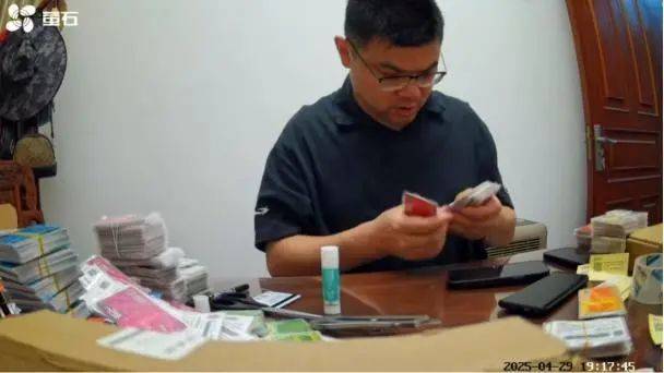 男子邮递价值107万元加油卡遭快递员变卖,警方以诈骗立案,当事人:5个包裹每个保价5万,却只赔偿2500元