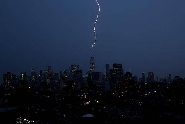 美国纽约地区遭暴雨袭击,造成至少两人死亡