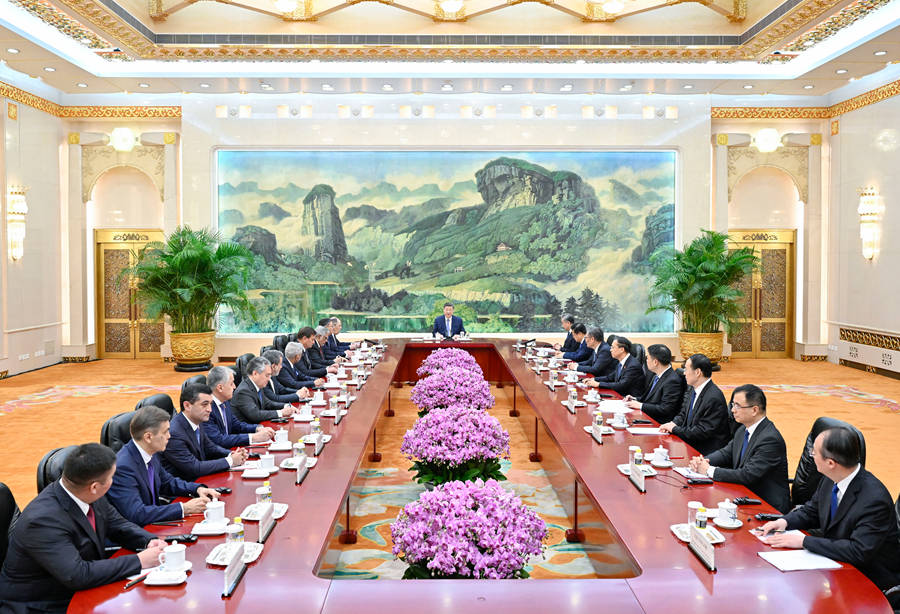 习近平集体会见上海合作组织成员国外长理事会会议外方代表团团长