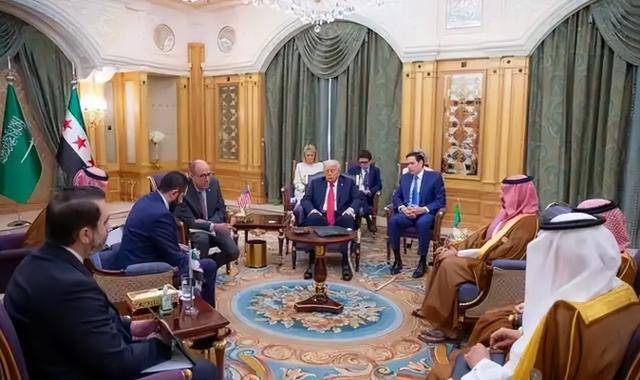 朱拉尼下令,6大精锐师开火,以军狂轰叙坦克,中东火药桶又炸了