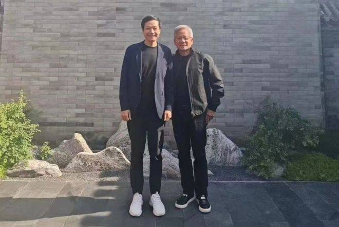 英伟达 CEO 黄仁勋回应大热天穿皮夹克：西装没来得及干洗