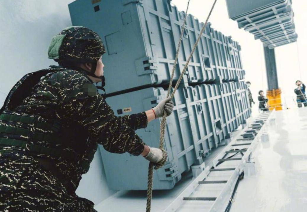 台海巡船撕下伪装,192枚雄风3导弹已瞄准解放军航母,赖清德演都不演了