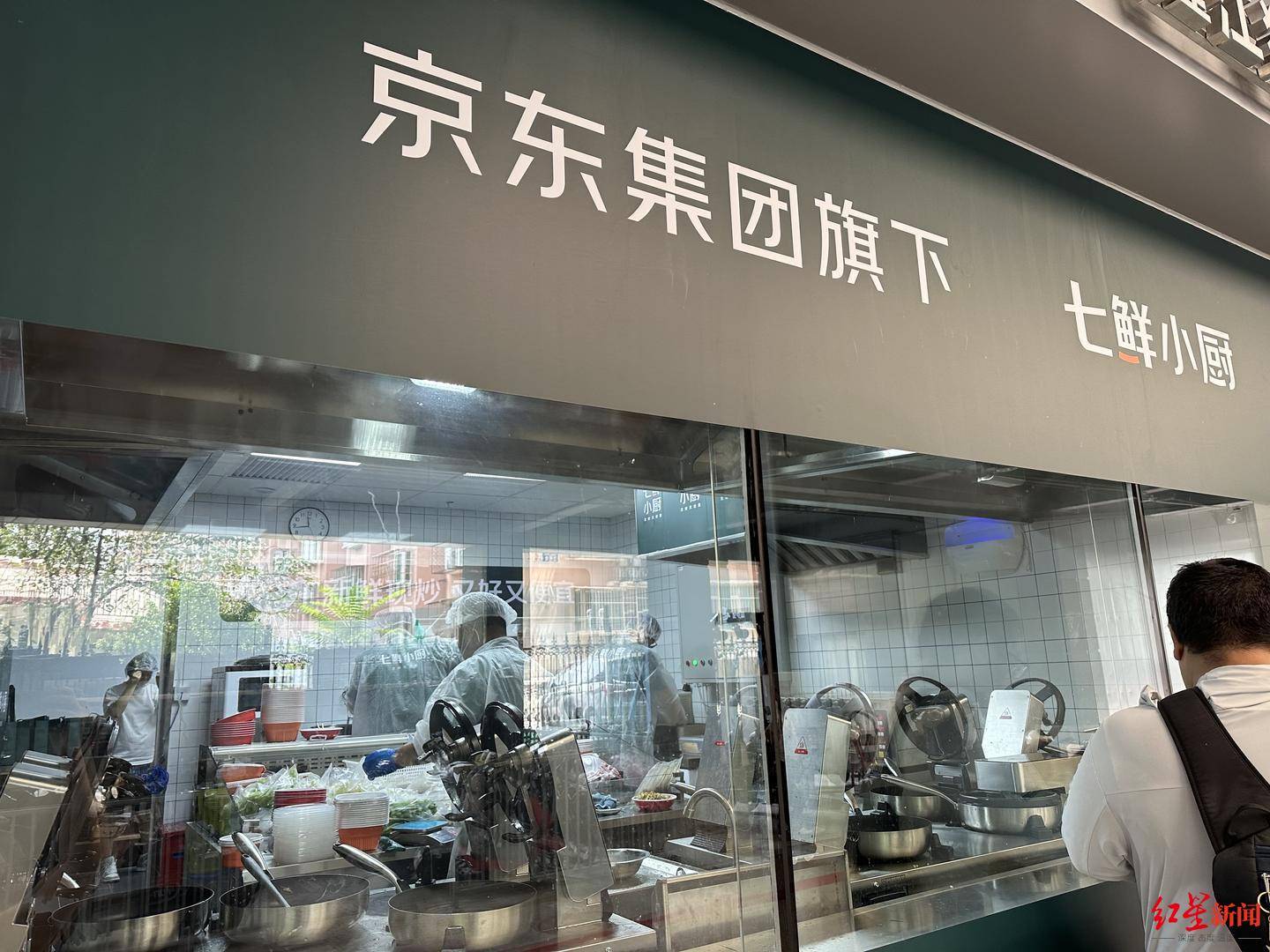 爆单了!实探京东首家自营外卖门店:自动炒菜机现炒,总单量已超1000单