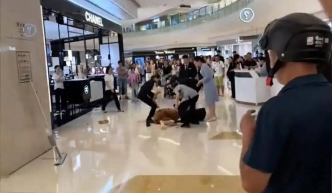 王某(女,36岁)罗某(女,38岁)在万象城互殴