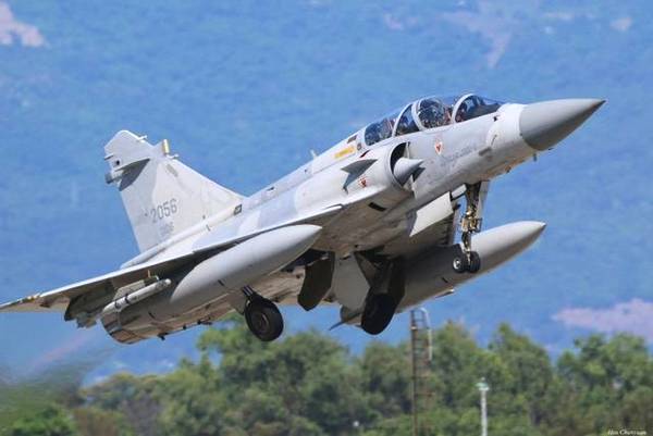 乌克兰幻影-2000战机被击落，印媒：台军天塌了，中国博主们欢腾