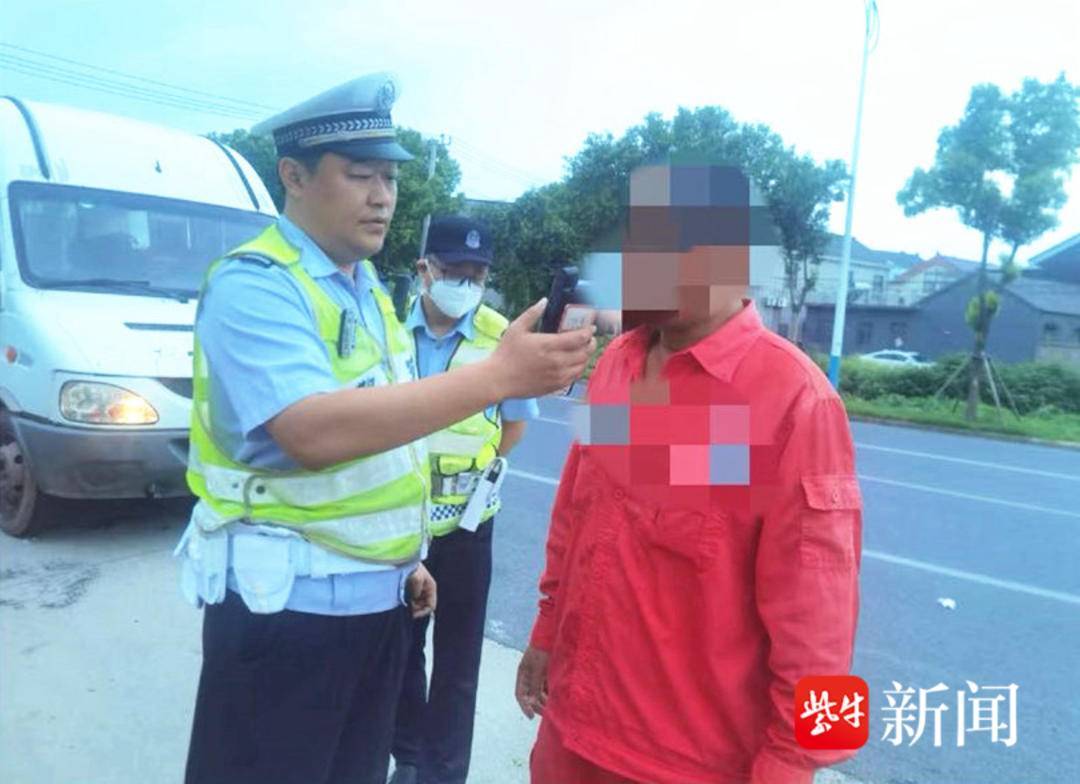 部分司机认为面包车的“优势”就是超员混载,扬州开展面包车安全“黎明行动”