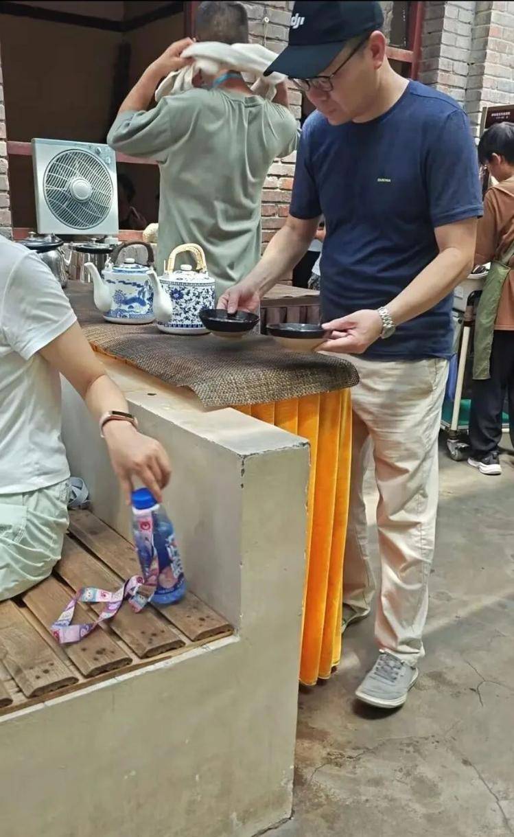 实探印乐任20年方丈的白马寺:基本无商业元素,每天免费供应60余桶水,游客在茶舍大排长龙