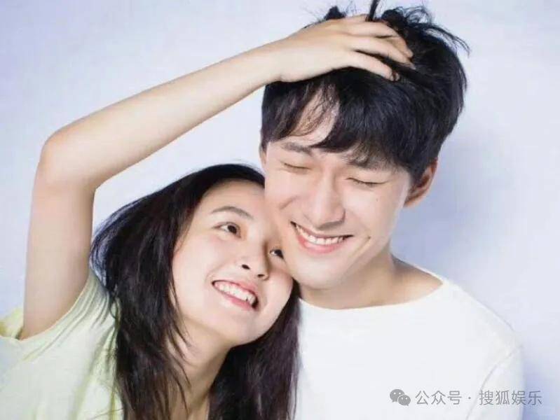 离婚三年又被拍到亲密逛超市,他俩这是纯带娃还是真复合了?